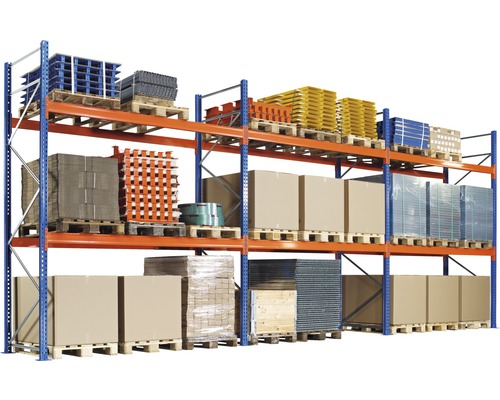 Lagerregal mit Waren auf Paletten