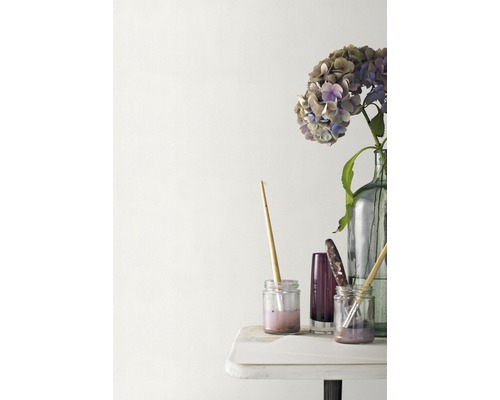 Nature morte avec hortensia, vase en verre, pinceau et récipient de peinture sur une table