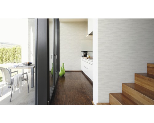 Heller Raum mit Tapete, Holzboden, Küche und Treppe.