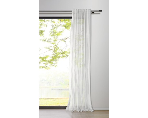 Rideau devant la fenêtre avec vue sur la nature
