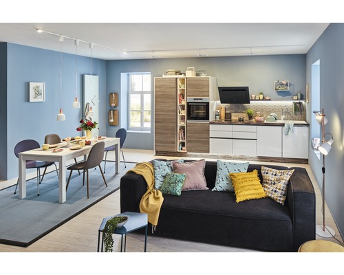 Cuisine-salon lumineuse et moderne avec table à manger, canapé et kitchenette