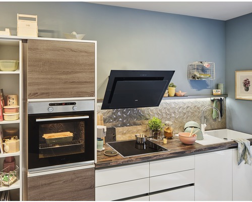 Cuisine avec four intégré, hotte aspirante, évier et plaque de cuisson