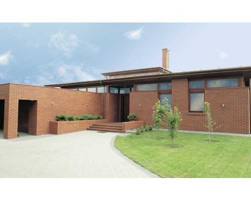 Ansicht eines Hauses mit Backsteinfassade und gepflasterter Auffahrt