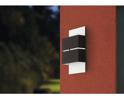 Moderne Aussenwandleuchte mit zwei Lichtquellen