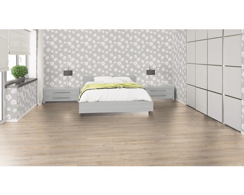 Schlafzimmer mit Doppelbett, Nachttischen, Lampen, Garderobe und floraler Tapete