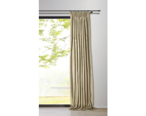 Rideau devant une fenêtre avec vue sur la verdure