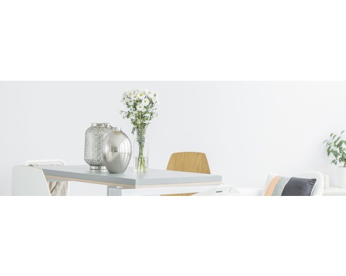 Salle à manger lumineuse avec table, chaises, fleurs et vases décoratifs