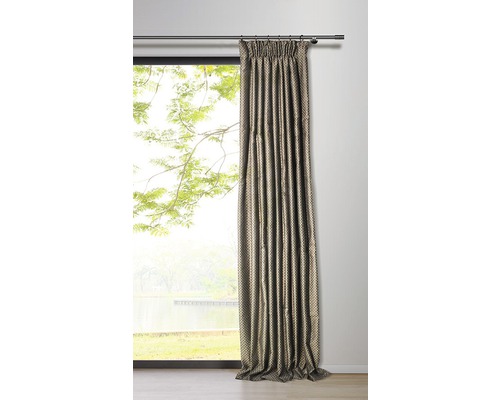 Rideau à motifs à la fenêtre