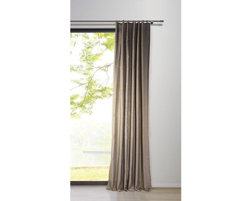 Rideau à la fenêtre avec vue sur la verdure.
