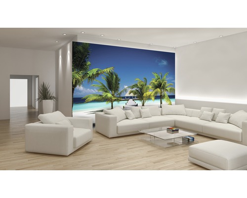 Salon lumineux avec papier peint photo d''une scène de plage tropicale avec des palmiers