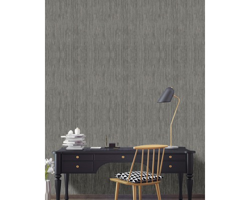 Büro mit Schreibtisch, Stuhl und grauer Textiltapete