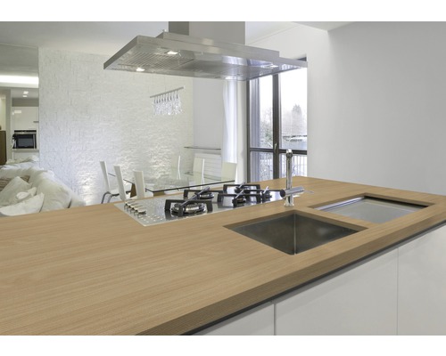 Helle Küche mit Arbeitsplatte, Spüle und Kochfeld