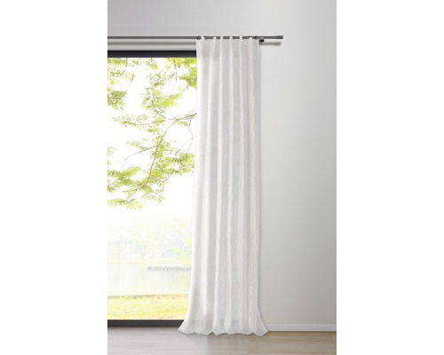 Rideau devant une fenêtre avec vue sur la verdure