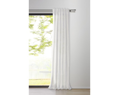 Rideau devant une fenêtre avec vue sur la verdure