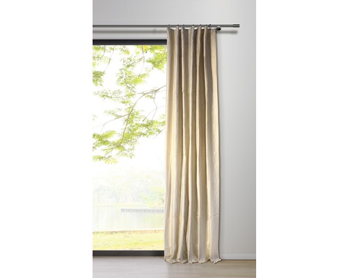 Rideau devant une fenêtre avec vue sur la nature