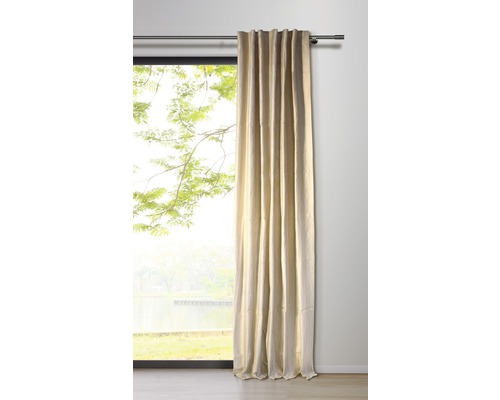 Rideau devant la fenêtre avec vue sur la nature