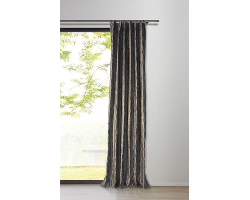 Rideau décoratif à œillets devant une fenêtre