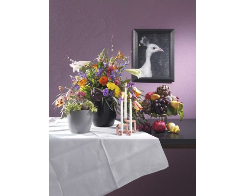 Arrangement avec fleurs, fruits, bougies et une image encadrée d''un paon blanc sur une table
