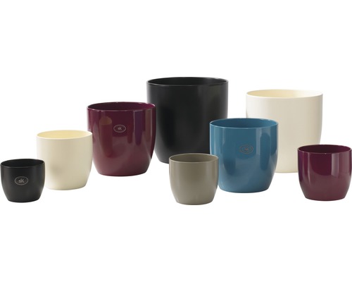 Pots de fleurs en plastique de différentes couleurs et tailles