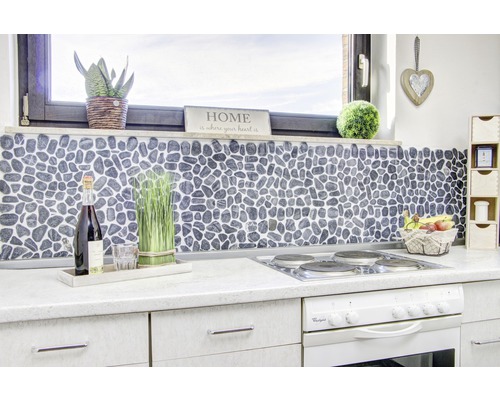 Küchenszene mit Steinmosaikfliesen als Spritzschutz, Dekorationen und Elektroherd.