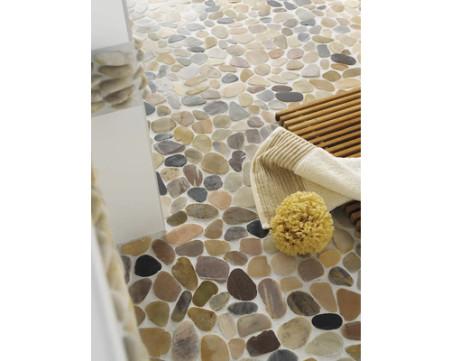 Badezimmer mit Boden aus Natursteinfliesen, Ablage und Schwamm