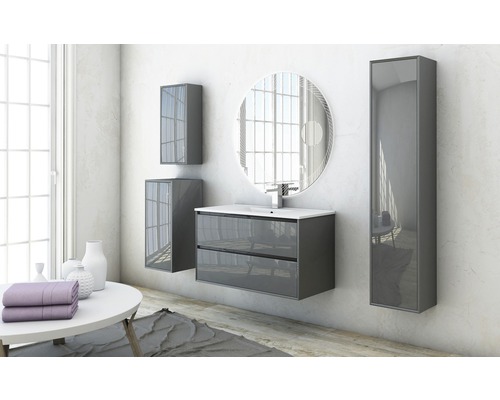 Modernes Badezimmer mit Waschtisch, Spiegelschrank und Hängeschränken.