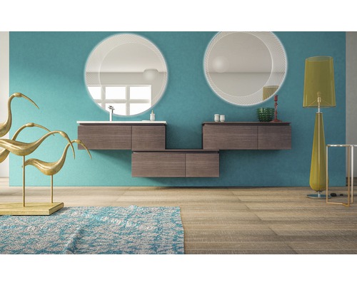 Modernes Badezimmer mit Waschtischen, runden Spiegeln, Dekoration und Teppich