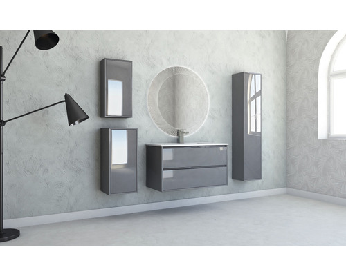 Modernes Badezimmer-Set mit Waschtischunterschrank, Spiegel, Spiegelschrank und Hochschrank vor einer strukturierten Wand