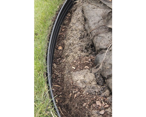 Gartenszene mit Rasen und einer Rasenkante zur Beetbegrenzung