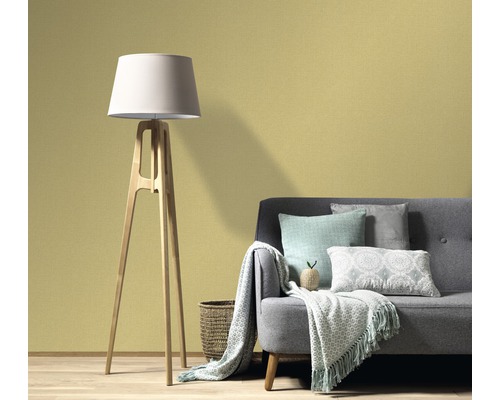 Wohnzimmer mit Stehlampe, Sofa und gemusterter Tapete