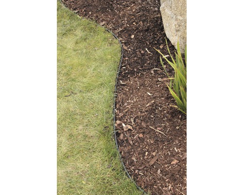 Rasenkante trennt Rasenfläche von Mulch im Garten