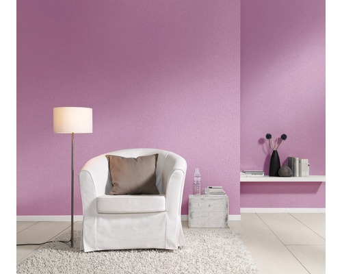 Salon avec fauteuil, lampadaire et mur décoratif