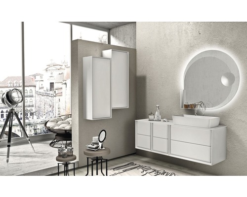 Salle de bain moderne avec meuble-lavabo, armoire de toilette et éclairage