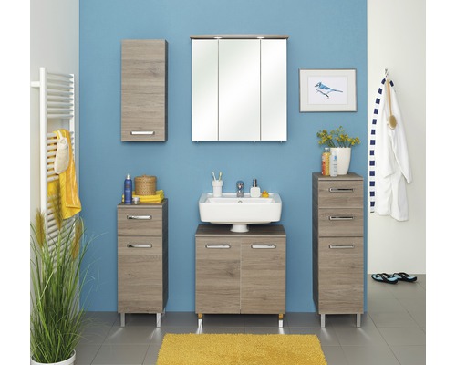 Salle de bains lumineuse avec lavabo, armoire de toilette, armoire suspendue et meubles bas