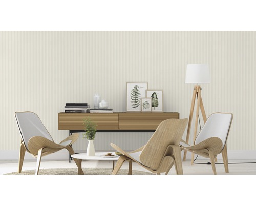 Salon avec papier peint rayé, meubles en bois et éléments décoratifs.