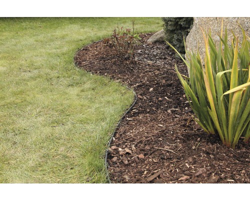 Gartenlandschaft mit Rasen, Mulch und Rasenkante zur Beetbegrenzung