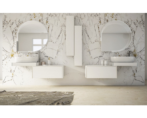 Modernes Badezimmer mit zwei Waschbecken, runden Spiegeln, weißen Unterschränken und einem gemusterten Teppich