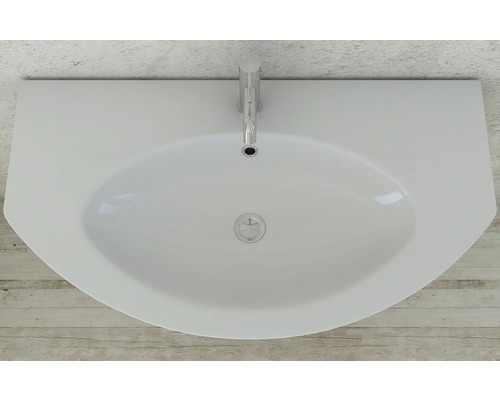 Weißes Waschbecken mit Armatur von oben