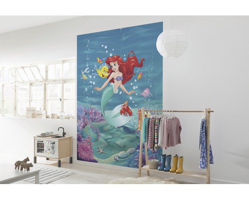 Raum mit Wandbild von Arielle, der Meerjungfrau, und Kinderkleiderständer