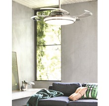 Deckenventilator mit Beleuchtung über einer Couch in einem Wohnzimmer.