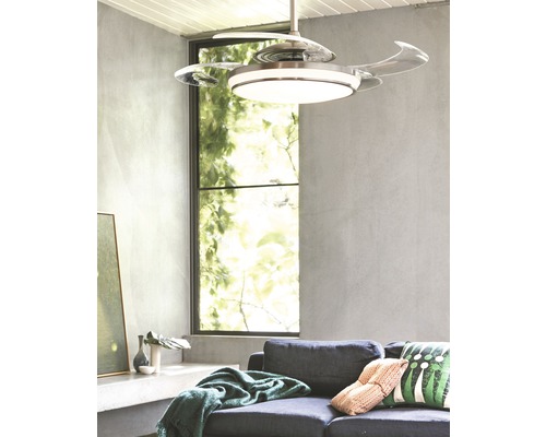 Ventilateur de plafond avec éclairage au-dessus d''un canapé dans un salon.