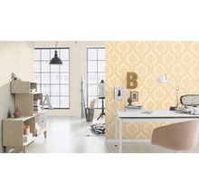 Helles Arbeitszimmer mit Mustertapete, Schreibtisch und Regalen