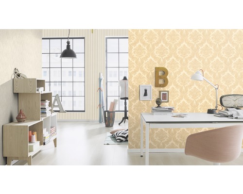 Helles Arbeitszimmer mit Mustertapete, Schreibtisch und Regalen