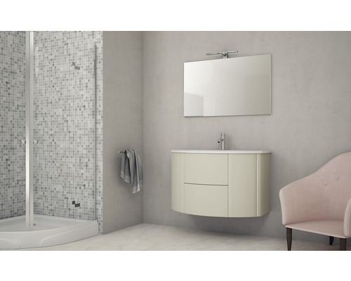 Modernes Badezimmer mit Dusche, Waschbeckenunterschrank, Spiegel und Sessel