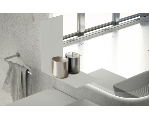 Salle de bains lumineuse avec porte-serviettes, deux récipients avec couvercle et lavabo