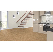 Helles Wohnzimmer mit Korkboden, Treppe und Einbauküche