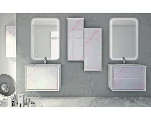 Badezimmer mit Waschtischen, beleuchteten Spiegeln und Hängeschränken im modernen Design