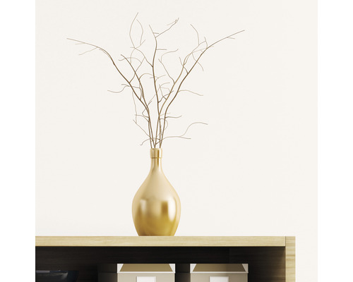 Dekorative goldfarbene Vase mit Ästen auf einem Regal.