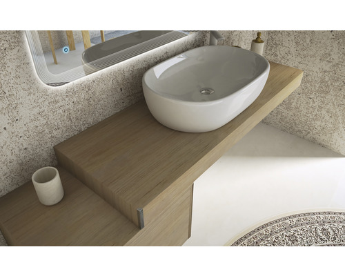Badezimmerwaschtisch mit Aufsatzwaschbecken aus Keramik auf Holzablage mit Spiegel und Accessoires