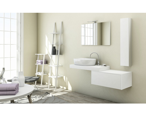 Modernes Badezimmer mit Waschbecken, Spiegel, Regal und Schrank